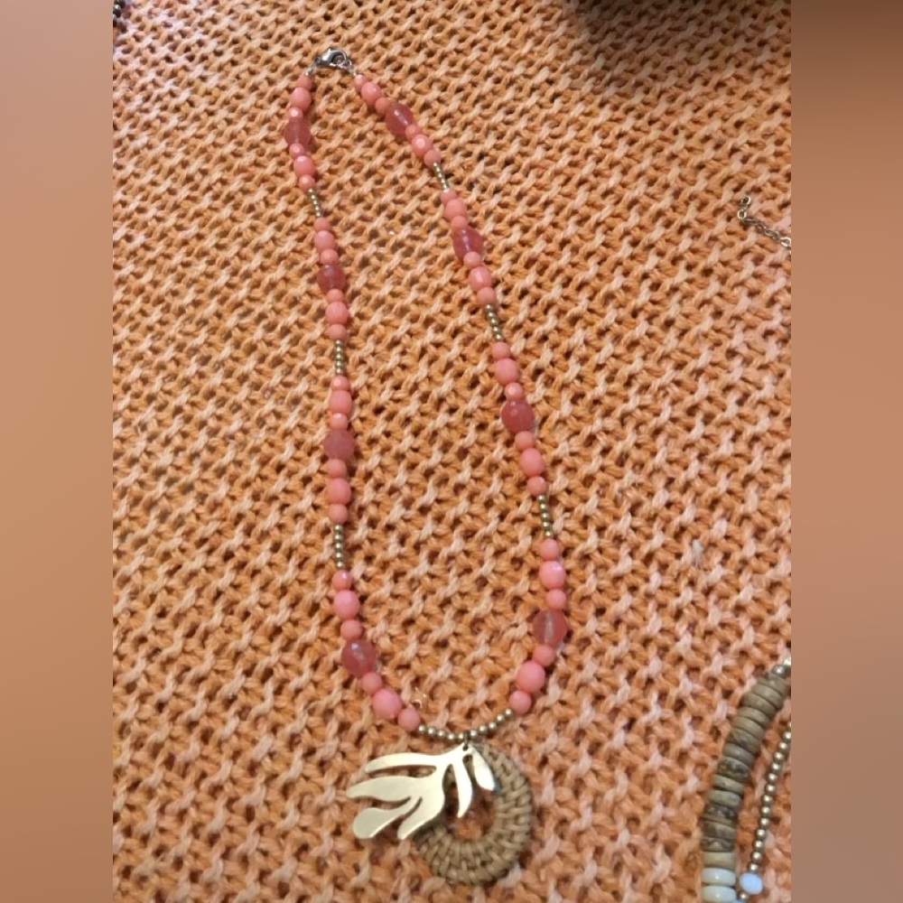 NWOT NECKLACE - Picture 3 of 3